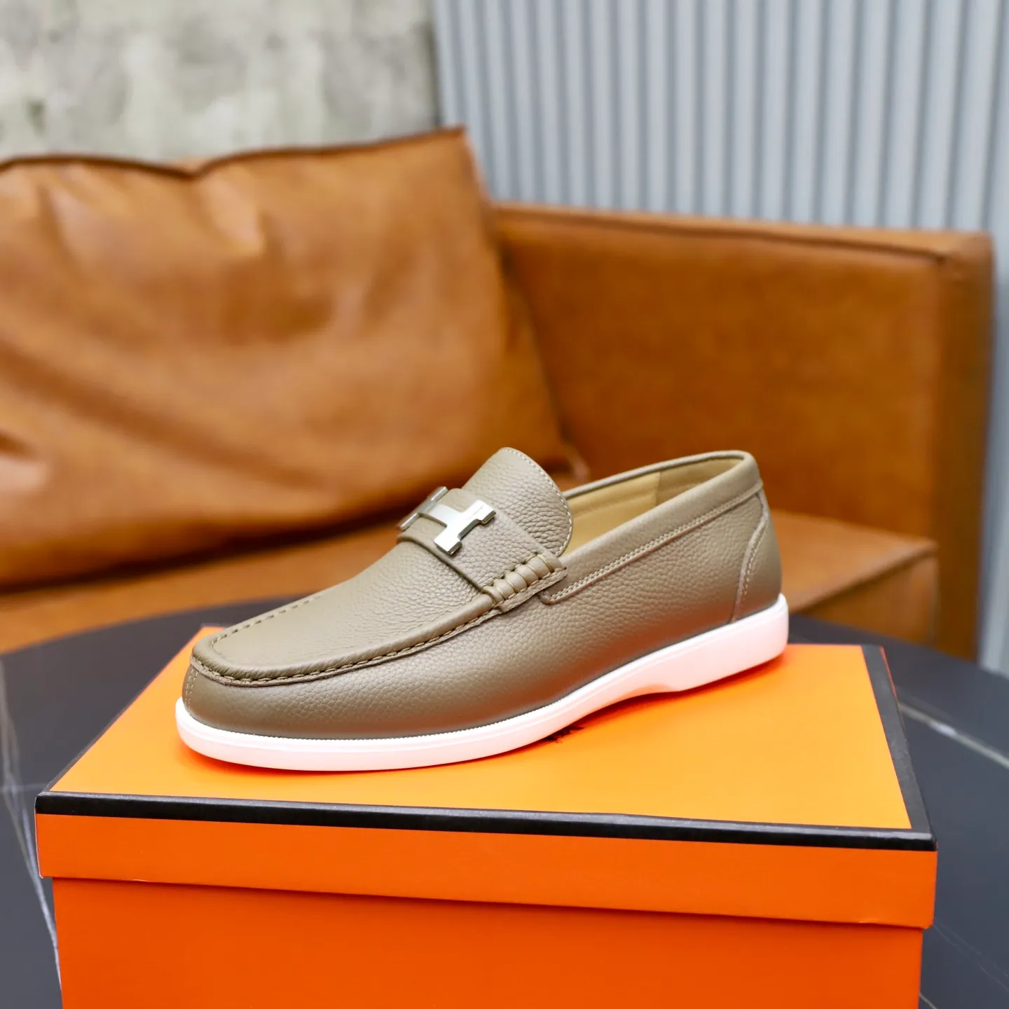Ex-factory price: 560💰Hermès/Hermès slip-on men's shoes. This shoe is made of imported pebbled cowhide. It has simple and smooth lines and is combined with aerodynamically designed 3CM rubber foam ultra-light soles! Youthful and fashionable, classic H-shaped hardware buckle decoration, calf lining gently wraps the feet, with logo cowhide feet, casual and urban style, highlighting youthful vitality, sports and leisure version, super versatile, code number: 38-39-40-41-42-43-44 standard leather shoe size (45 can be customized but does not support returns)